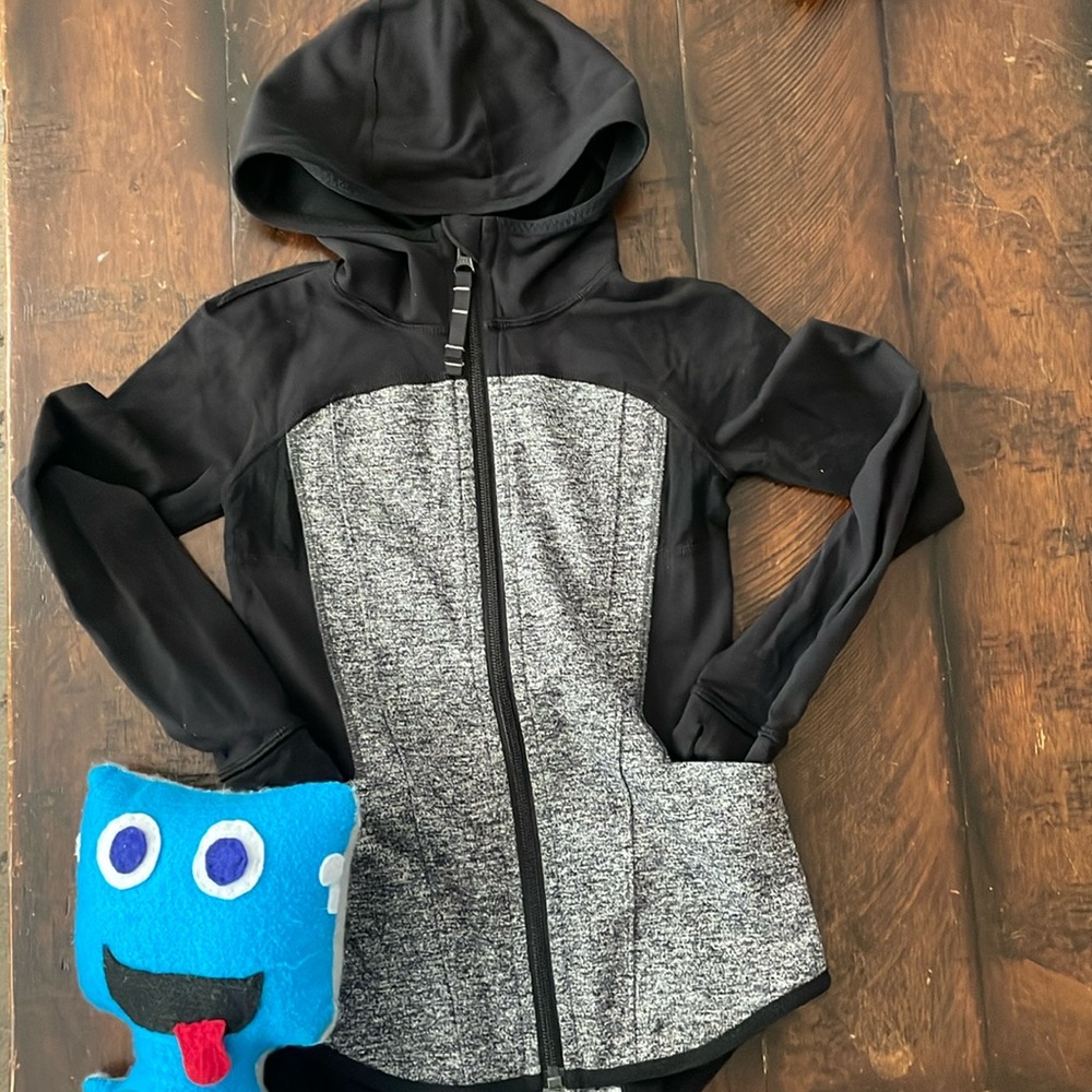 Ivivva by Lululemon Girls hooded zip up size 6